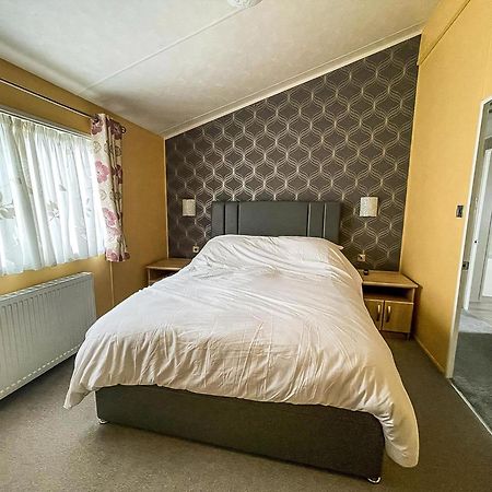 Stunning Lodge With Decking At Oaklands Holiday Park In Essex Ref 39017Rw Clacton-on-Sea Buitenkant foto