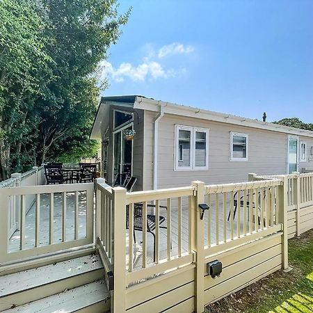 Stunning Lodge With Decking At Oaklands Holiday Park In Essex Ref 39017Rw Clacton-on-Sea Buitenkant foto
