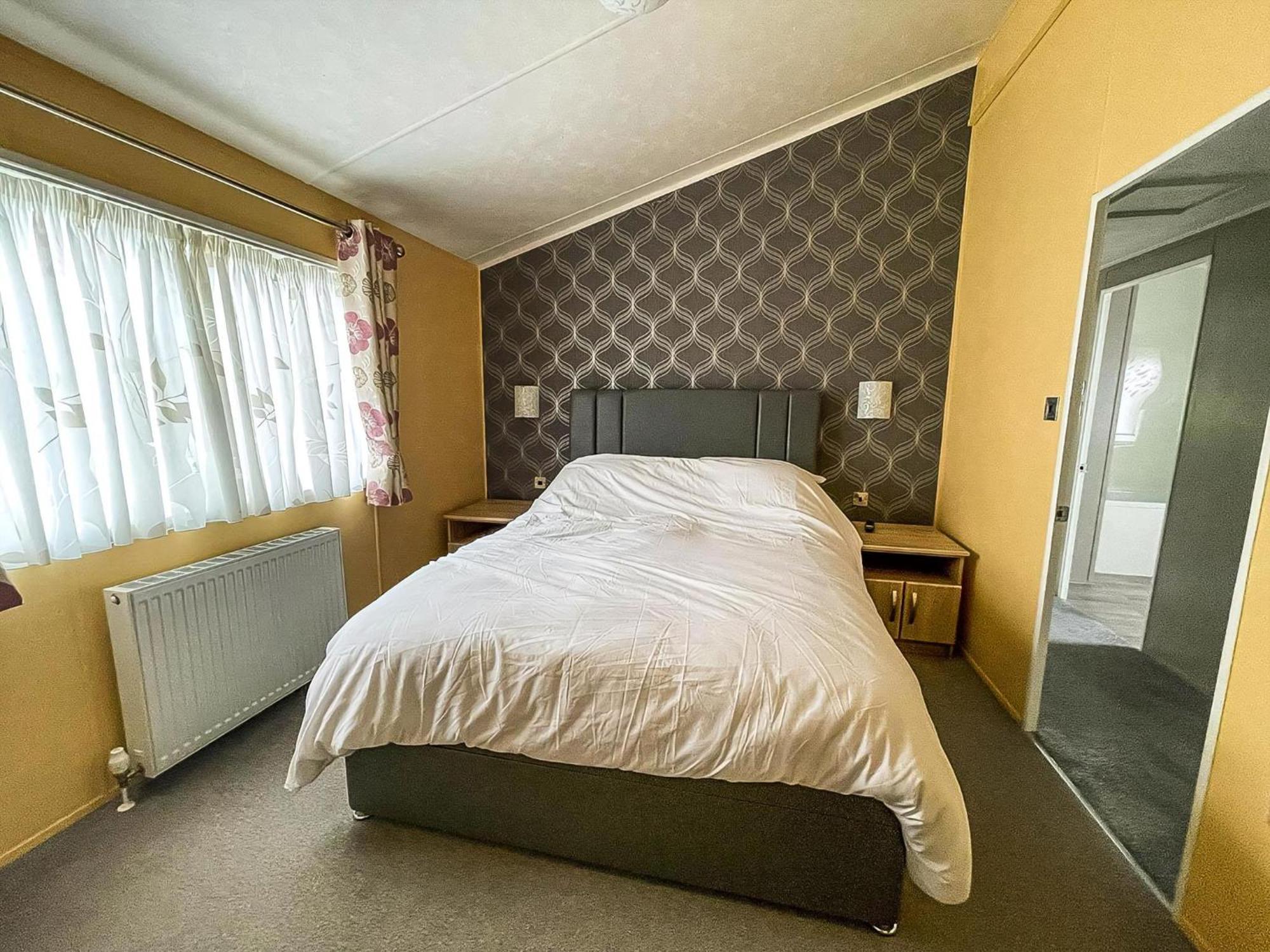 Stunning Lodge With Decking At Oaklands Holiday Park In Essex Ref 39017Rw Clacton-on-Sea Buitenkant foto