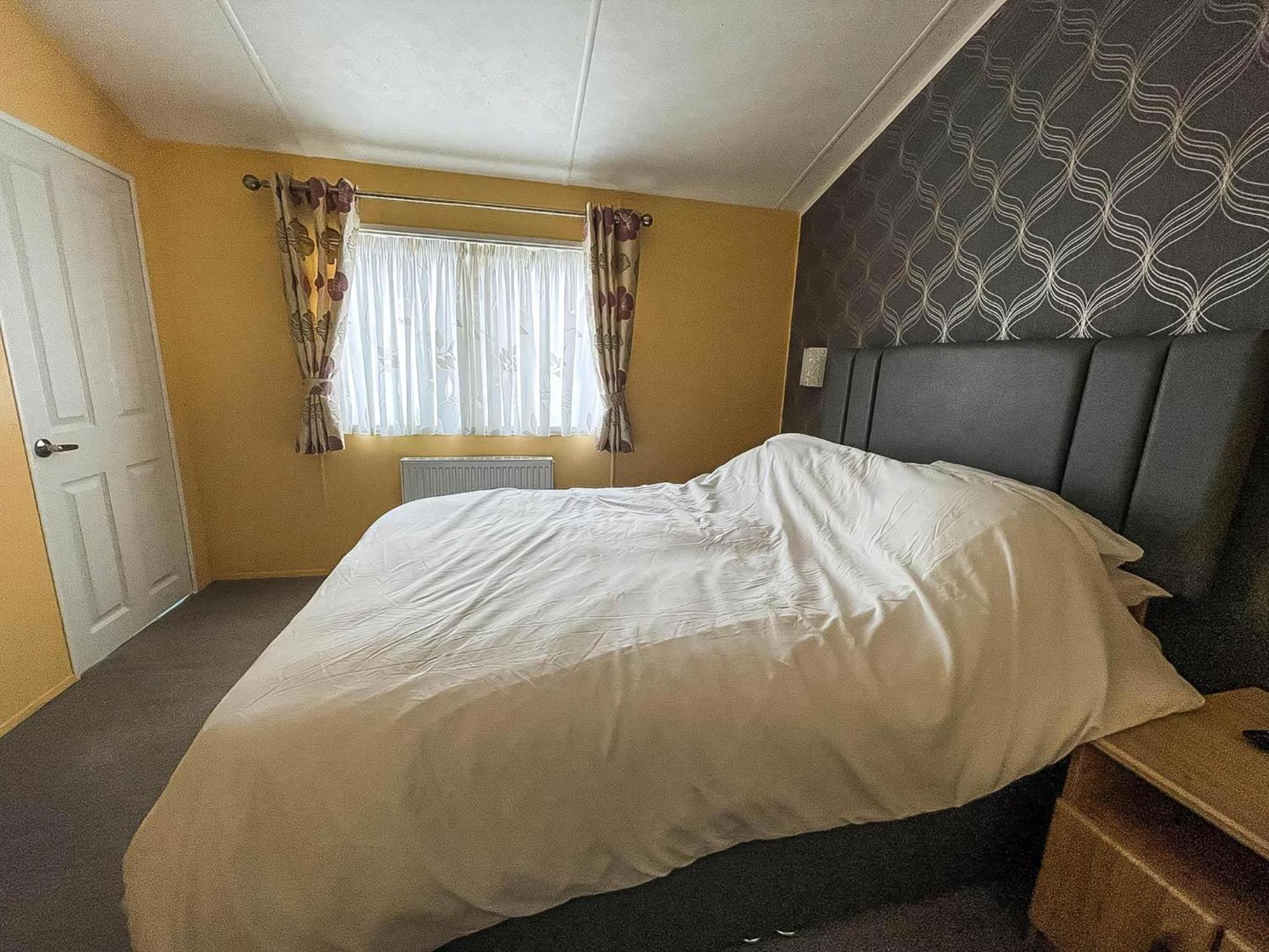 Stunning Lodge With Decking At Oaklands Holiday Park In Essex Ref 39017Rw Clacton-on-Sea Buitenkant foto