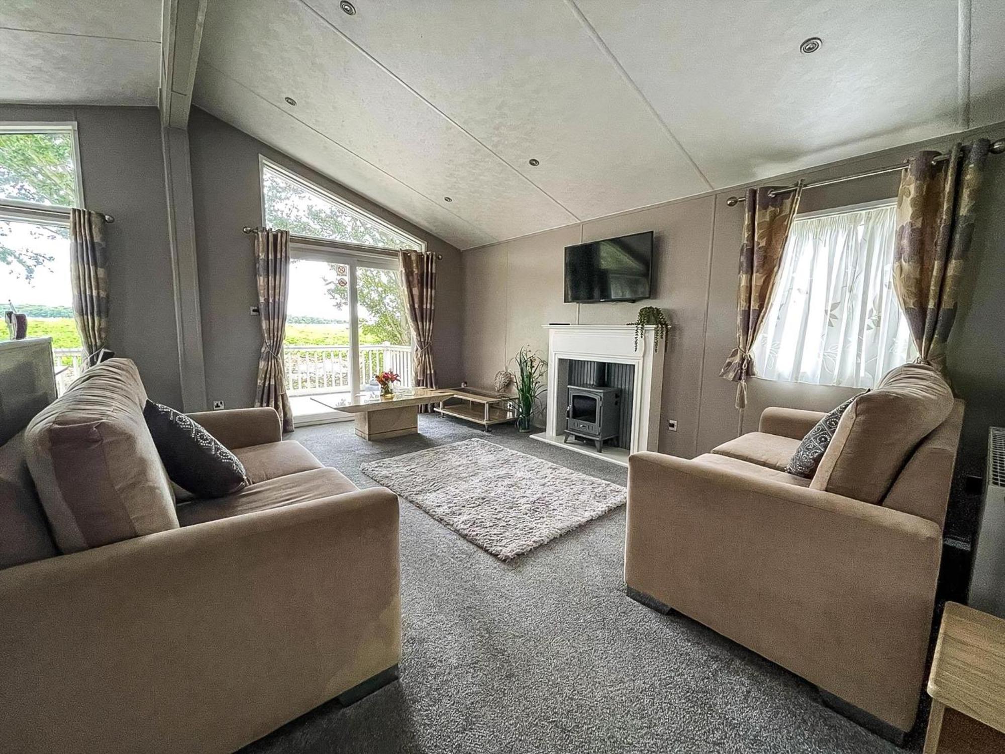Stunning Lodge With Decking At Oaklands Holiday Park In Essex Ref 39017Rw Clacton-on-Sea Buitenkant foto